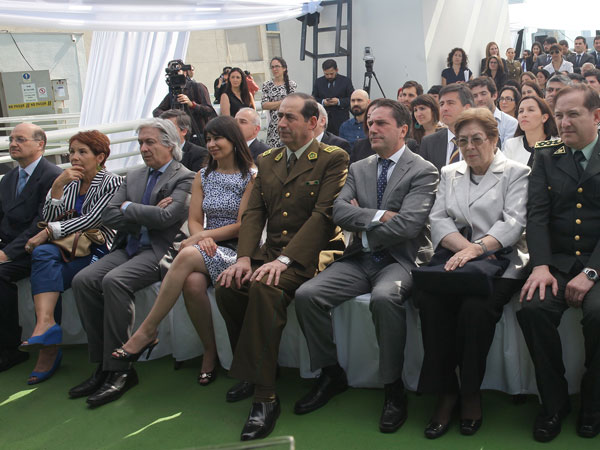 La Defensora Nacional (S), Viviana Castel, sentada al lado derecho del general director de Carabineros, Gustavo Gonz&aacute;lez Jure.