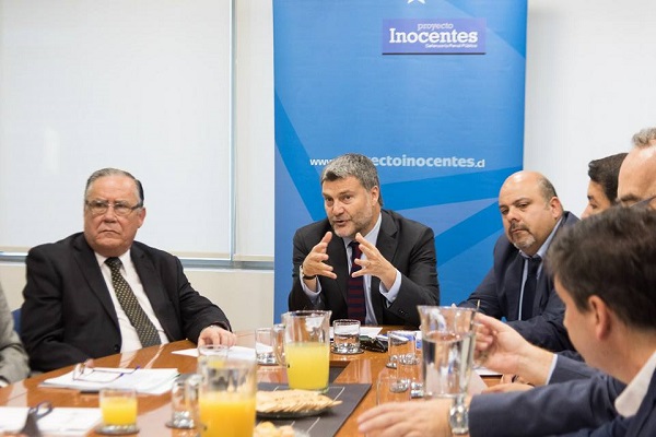 El Defensor Nacional le explica al ministro Campos el funcionamiento del "Proyecto Inocentes". 