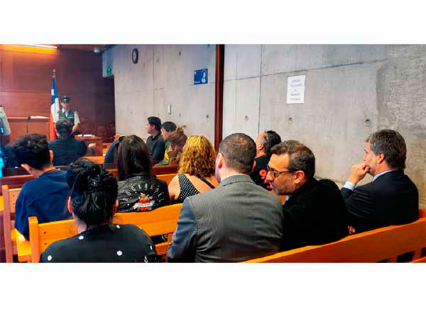 El Defensor Nacional (a la derecha) asisti&oacute; a varias audiencias de control de detenci&oacute;n en el Centro de Justicia de Santiago (CJS).