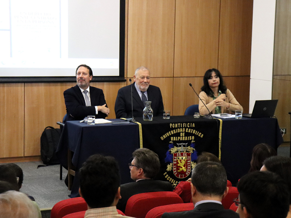Sebasti&aacute;n Salinero, Luis Rodr&iacute;guez y Mar&iacute;a Cecilia Ram&iacute;rez en la presentaci&oacute;n del libro.