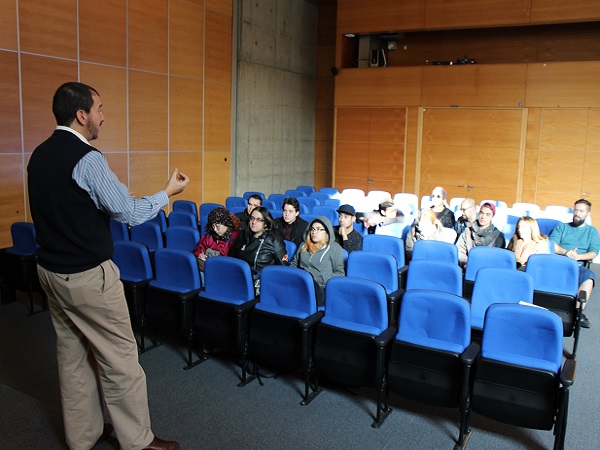 Una conversaci&oacute;n muy interactiva se dio entre los alumnos y el profesional de comunicaciones de la Defensor&iacute;a.