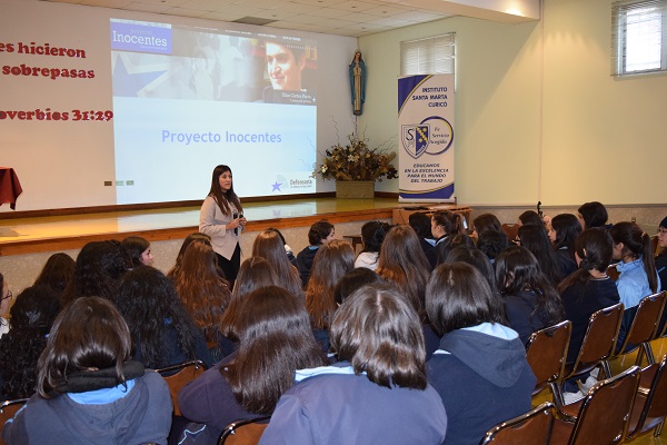 La defensora p&uacute;blica B&aacute;rbara Contreras expuso ante estudiantes de Linares y Curic&oacute; sobre el proyecto Inocentes de la DPP.