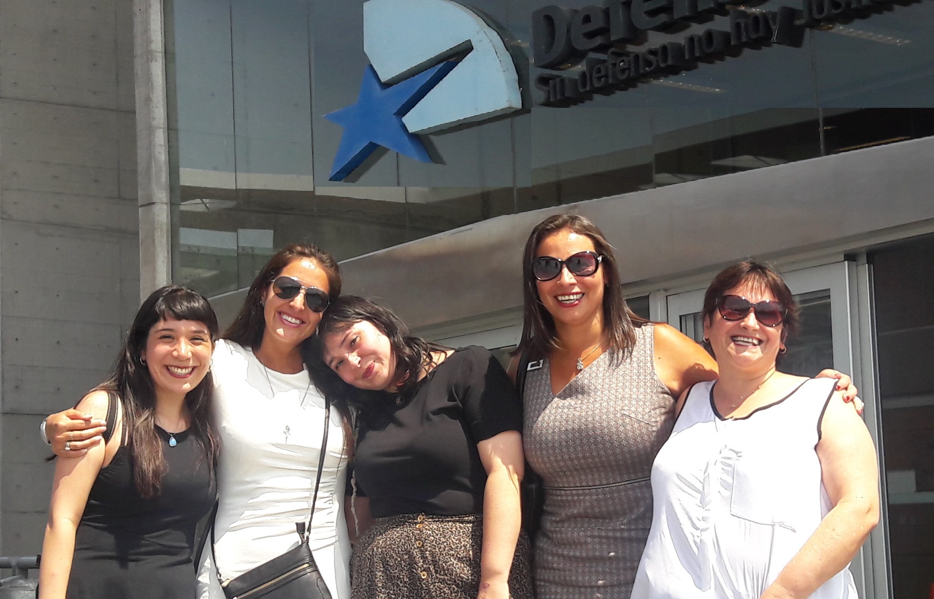 Las defensoras Patricia Alvarado e Irka Contreras celebran el fallo que dej&oacute; en libertad a los cinco imputados por el atentado a cuartel PDI