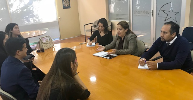 La defensora local jefe de Copiap&oacute;, Violeta Villalobos, y su equipo dieron la bienvenida a los estudiantes de derecho de la UDA.