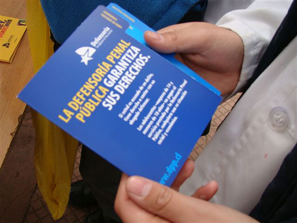 Hasta folleter&iacute;a sobre derechos y garant&iacute;as de los imputados se entreg&oacute; en la plaza de justicia realizada en Bulnes.