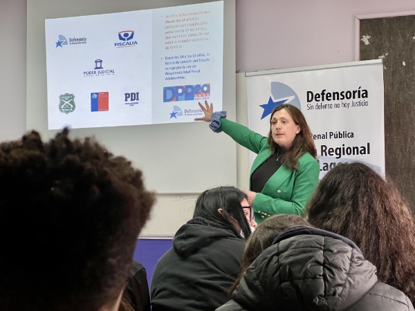 La defensora p&uacute;blica Marcela Crisosto expuso ante las y los estudiantes.
