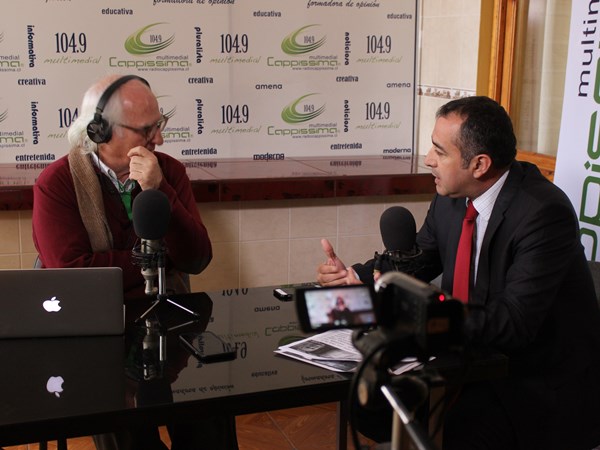 El periodista radial Jos&eacute; Toribio junto al jefe de Estudios de Arica y Parinacota, Sergio Zenteno, en su programa &ldquo;Ojo de &aacute;guila".