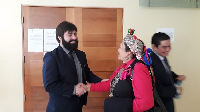La lonko Juana Calfunao felicita a su defensor p&uacute;blico, Humberto Serri, y al jefe de Estudios, Mario Quezada.