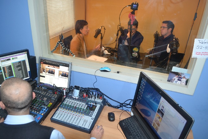 La jefa de Estudios de la Defensor&iacute;a de Coquimbo, Yasna Rojas, durante la entrevista en el programa "Ciudad despierta" de Radio Guayac&aacute;n.