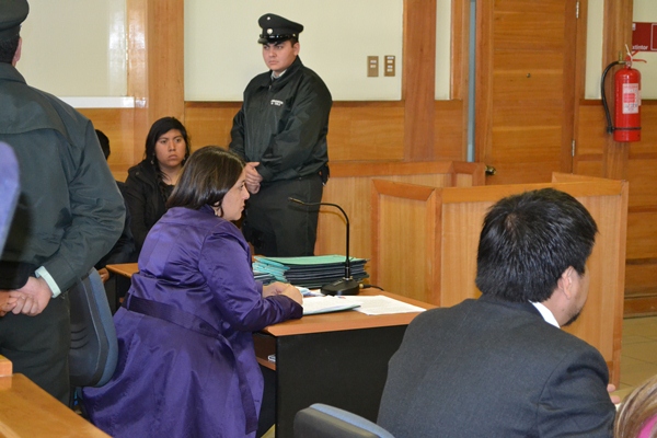 La defensora penal mapuche Lucy Catal&aacute;n, durtante la audiencia en el Tribunal de Garant&iacute;a de Temuco.