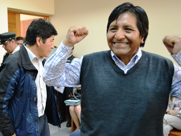 Tras agradecer a su defensor penal p&uacute;blico, el ex Subdirector Norte de CONADI, Cornelio Chipana, festeja el veredicto de absoluci&oacute;n en todos los cargo