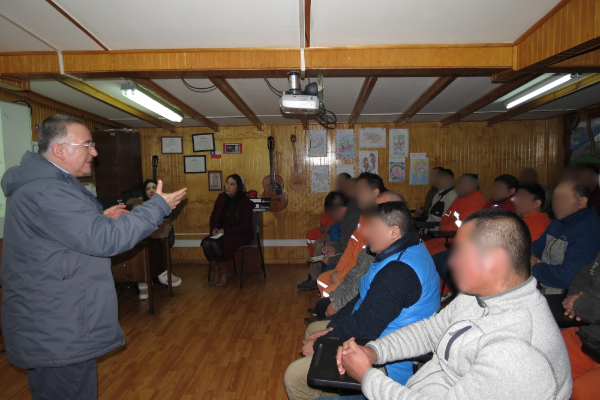 La charla se realiz&oacute; en la escuela del establecimiento penitenciario. 