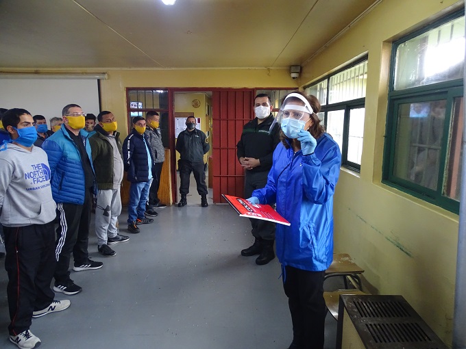 La Defensora Regional de Magallanes, Gustava Aguilar, dialog&oacute; con los internos del penal de Puerto Natales.