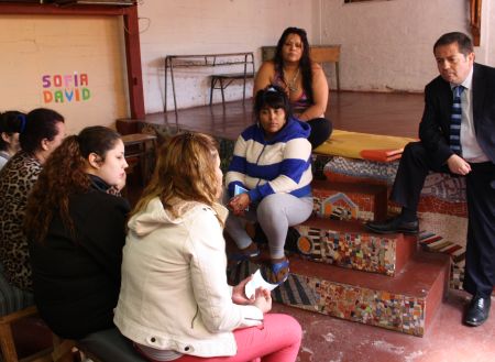El defensor local jefe de Copiap&oacute;, Eugenio Navarro, aclar&oacute; las dudas de las ocho mujeres condenadas que participaron en el di&aacute;logo.