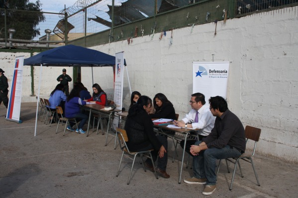 Defensor Local Jefe de Copiap&oacute;, Eugenio Navarro atiende a internas del CCP Copiap&oacute;.