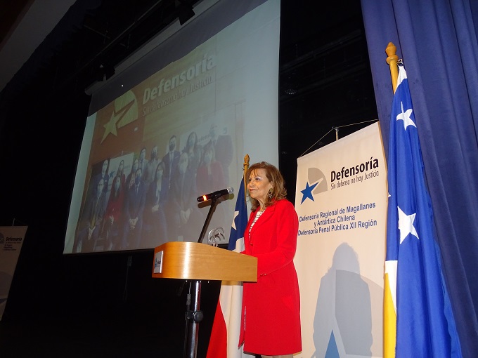 La Defensora Regional, Gustava Aguilar Moraga, durante su exposici&oacute;n.