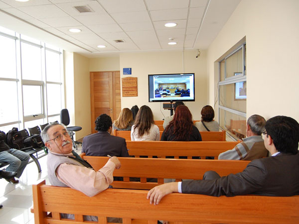 A trav&eacute;s de un monitor, instalado en la antesala del Tribunal Oral en lo Penal de Iquique, el p&uacute;blico puede seguir el juicio oral del "caso muebles".