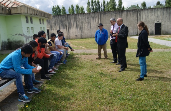 El equipo de la Defensor&iacute;a de Los R&iacute;os visit&oacute; el taller donde los j&oacute;venes elaboran manaulidades de Navidad.