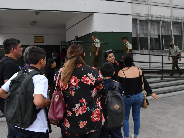 La defensora juvenil especializada conversa con escolares y familiares de personas detenidas este jueves. 