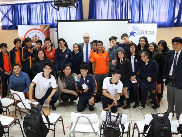 El defensor p&uacute;blico Rodrigo Arancibia junto a los alumnos de Colegio "Don Bosco" en Arica y a representantes de la ONG 'Kunaymana'.