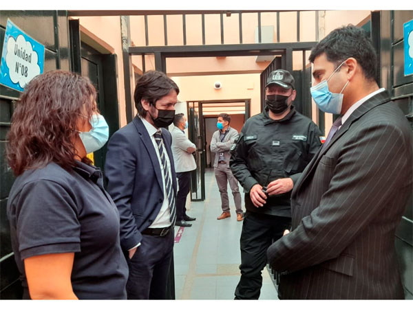 Los directivos de la Defensor&iacute;a durante su recorrido por los recintos penales de Arica y Parinacota.
