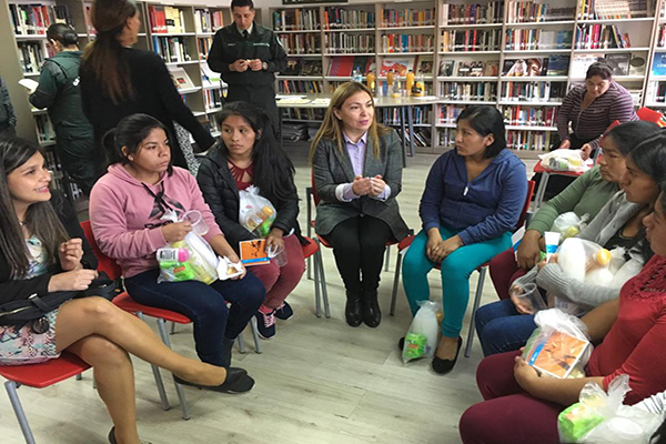 La jefa de Estudios, Violeta Villalobos, y la defensora p&uacute;blica Marsella Rojas aclararon dudas de las mujeres bolivianas privadas de libertad. 
