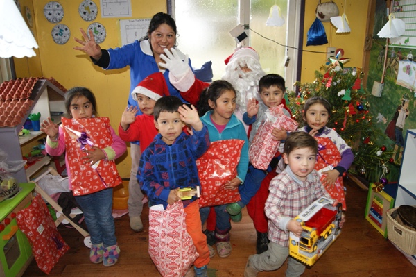 El Viejito Pascuero se traslad&oacute; raudo desde Valdivia hasta Los Pellines, donde fue recibido con ilusi&oacute;n por los peque&ntilde;os.