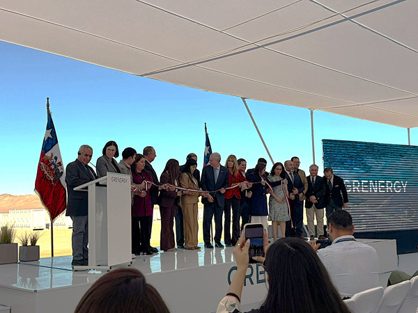 Las autoridades presentes, durante la inauguraci&oacute;n de la planta h&iacute;brida "Elena".