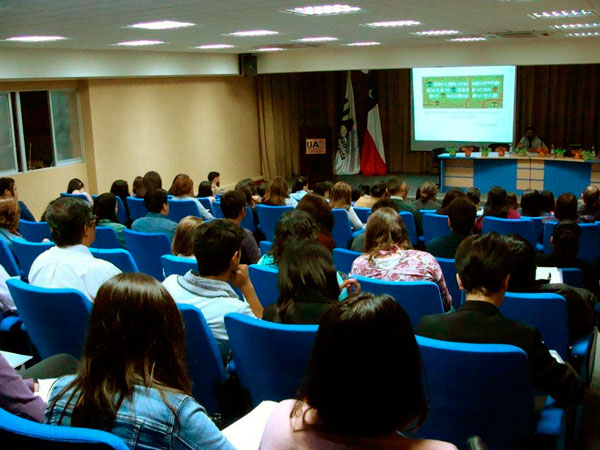 Ignacio Barrientos expuso en seminario sobre migraci&oacute;n en la Universidad de Antofagasta.