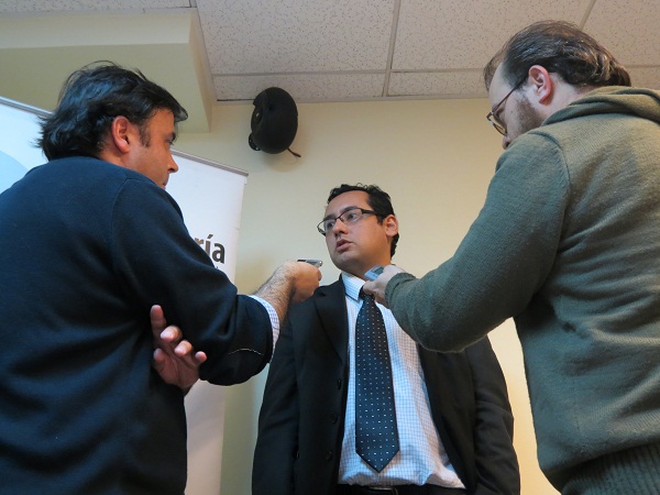 Durante el taller los defensores participaron en una simulaci&oacute;n de punto de prensa a la salidad de audiencia.