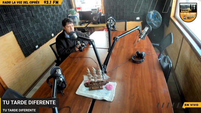 Cristian Cajas particip&oacute; de una entrevista de radio la Voz del Cipr&eacute;s, que mantiene informados a los habitantes del archipi&eacute;ago de Las Guaitecas