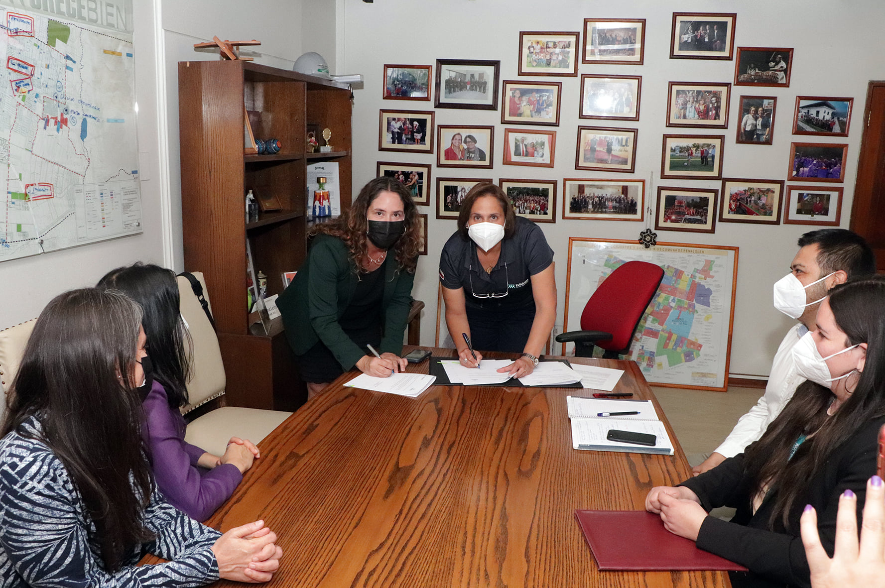 La Defensora Regional Daniela B&aacute;ez y la alcaldesa de Pe&ntilde;alol&eacute;n, Carolina Leitao, firmaron el convenio de colaboraci&oacute;n.