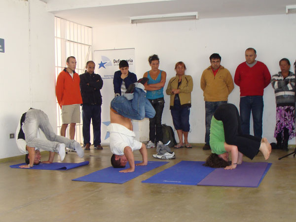Veinte internos homosexuales, discapacitados f&iacute;sicos o con VIH participaron en el taller de yoga realizado en el penal de Rancagua.