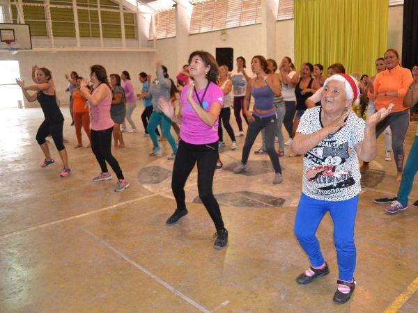 Nancy Bustos, una interna de 69 a&ntilde;os, particip&oacute; con entusiasmo en la jornada de zumba con que la Defensor&iacute;a celebr&oacute; el D&iacute;a de la Mujer.