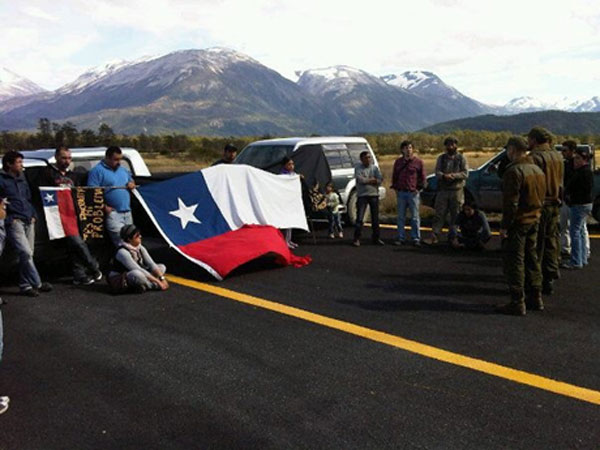 El 23 de febrero de 2012 un grupo de manifestantes impidi&oacute; el despegue de un avi&oacute;n de Andr&oacute;nico Luksic. La fiscal&iacute;a no persever&oacute; en su contra.