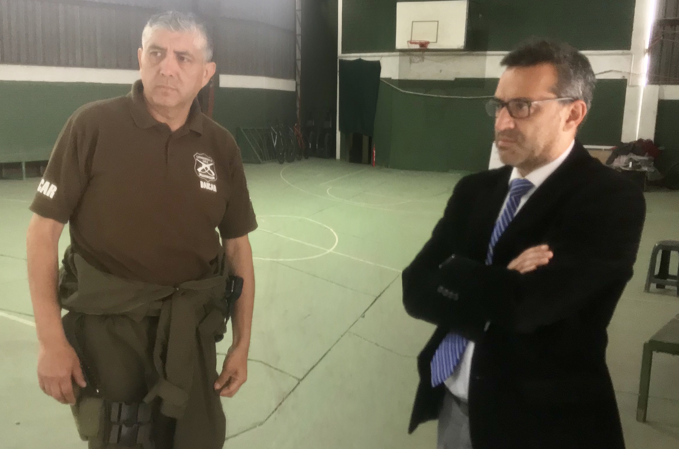 El jefe de la Tercera Comisar&iacute;a de Santiago, mayor Gonzalo Urbina, dialog&oacute; con el Defensor Regional Metrpolitano Norte, Carlos Mora.