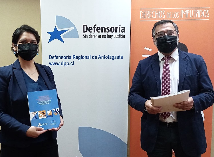 La constituyente Cristina Dorador recibi&oacute; la propuesta de la Defensor&iacute;a Penal P&uacute;blica de manos de Ignacio Barrientos.