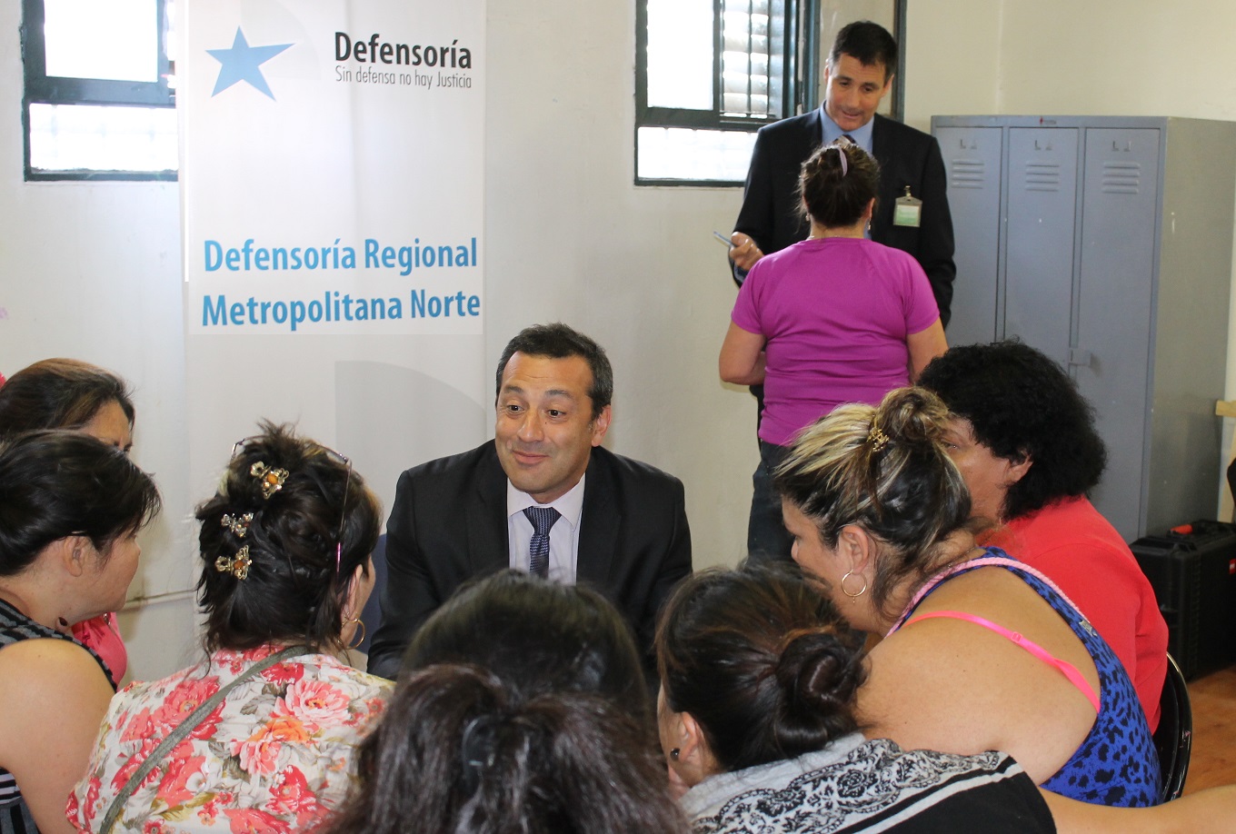 Tras las exposiciones, el equipo de la DRMN organiz&oacute; a las internas en grupos. En la imagen, el Defensor Regional Carlos Mora dialoga con internas.