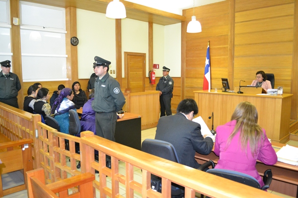 Defensora Penal Licitada Lucy Catal&aacute;n junto a las 6 comuneras mapuche