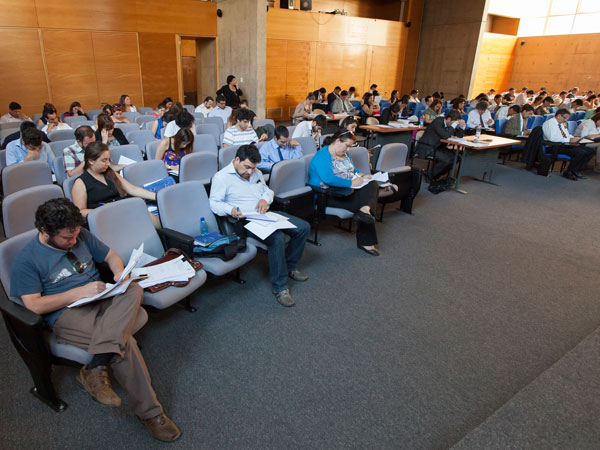 Hasta el Centro de Justicia de Santiago llegaron cien personas a rendir el examen de defensa general.