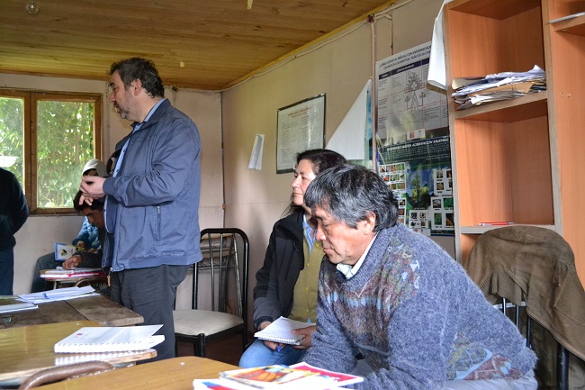 El defensor penal mapuche Jaime L&oacute;pez y la facilitadora intercultural Tatiana Alegr&iacute;a en la comunidad ind&iacute;gena.