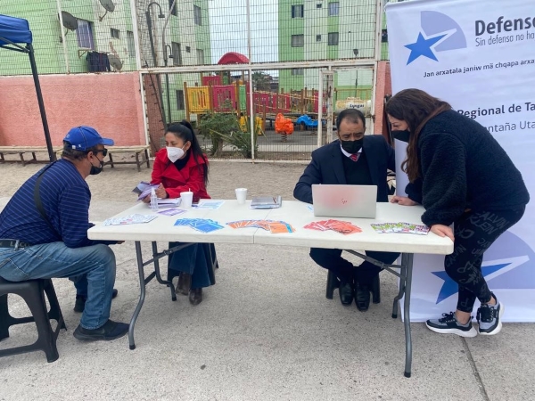 El equipo de la Defensor&iacute;a Regional de Tarapac&aacute; en plena atenci&oacute;n a los vecinos del centro de Iquique.