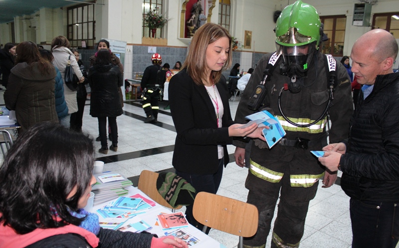 Tanto p&uacute;blico asistente, como tambi&eacute;n miembros de instituciones presentes en la plaza, caso de Bomberos, recibieron informaci&oacute;n de la Defensor&iacute;a