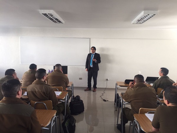 El abogado Claudio Vigueras respondi&oacute; cada una de las consultas de los alumnos de la Escuela de Suboficiales de Carabineros.