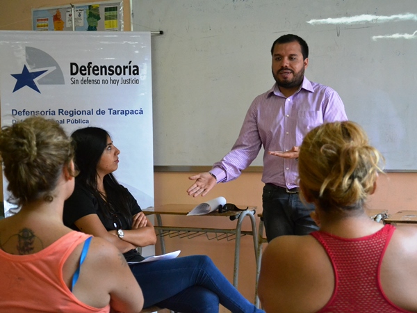 El defensor penitenciario Javier Araya y la Trabajadora Social Mar&iacute;&shy;a Ramos en la charla de difusi&oacute;n.