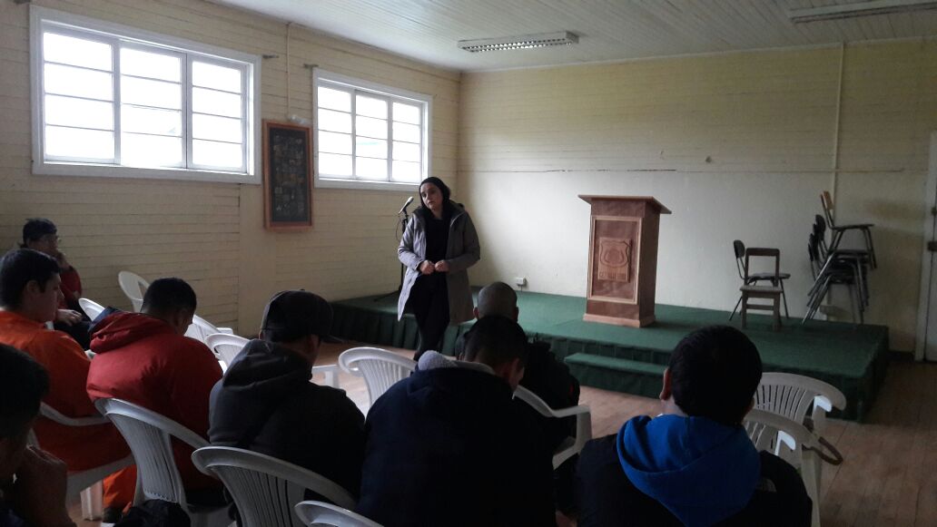 La defensora p&uacute;blica penitenciaria Pamela Morales se reuni&oacute; con los internos del CET Valle Verde.