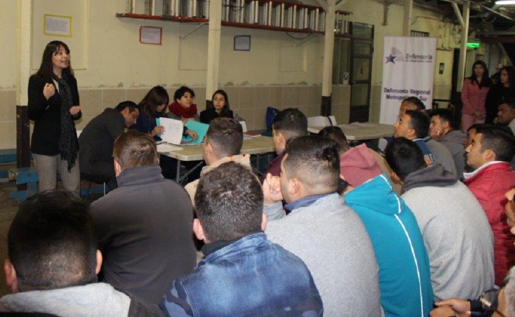 La Defensora Regional Metropolitana Sur, Viviana Castel, expuso a imputados primerizos del penal de Talagante.