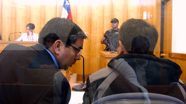 El defensor p&uacute;blico Ronald Guajardo asesor&oacute; hoy a Mu&ntilde;oz Jara en el Tribunal de Garant&iacute;a de Rengo.