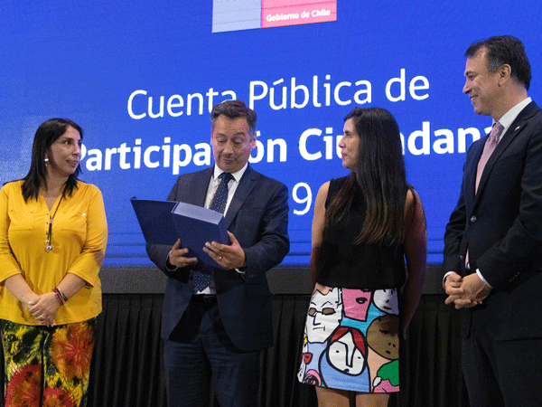 La ministra Rubilar y el subsecretario Hantelmann entregaron el galvano a Claudio P&eacute;rez y Javiera Nazif.
