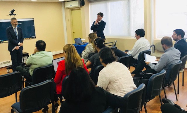 El Defensor Regional de Atacama, Ra&uacute;l Palma Olivares, presenta al jefe de la Unidad de Derechos Humanos de la Defensor&iacute;a Nacional, Tom&aacute;s Pascual.